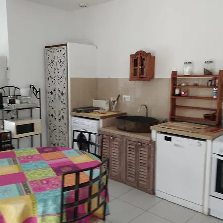 Apartment Et Sa Cour Privative Saint-Julien-de-Peyrolas